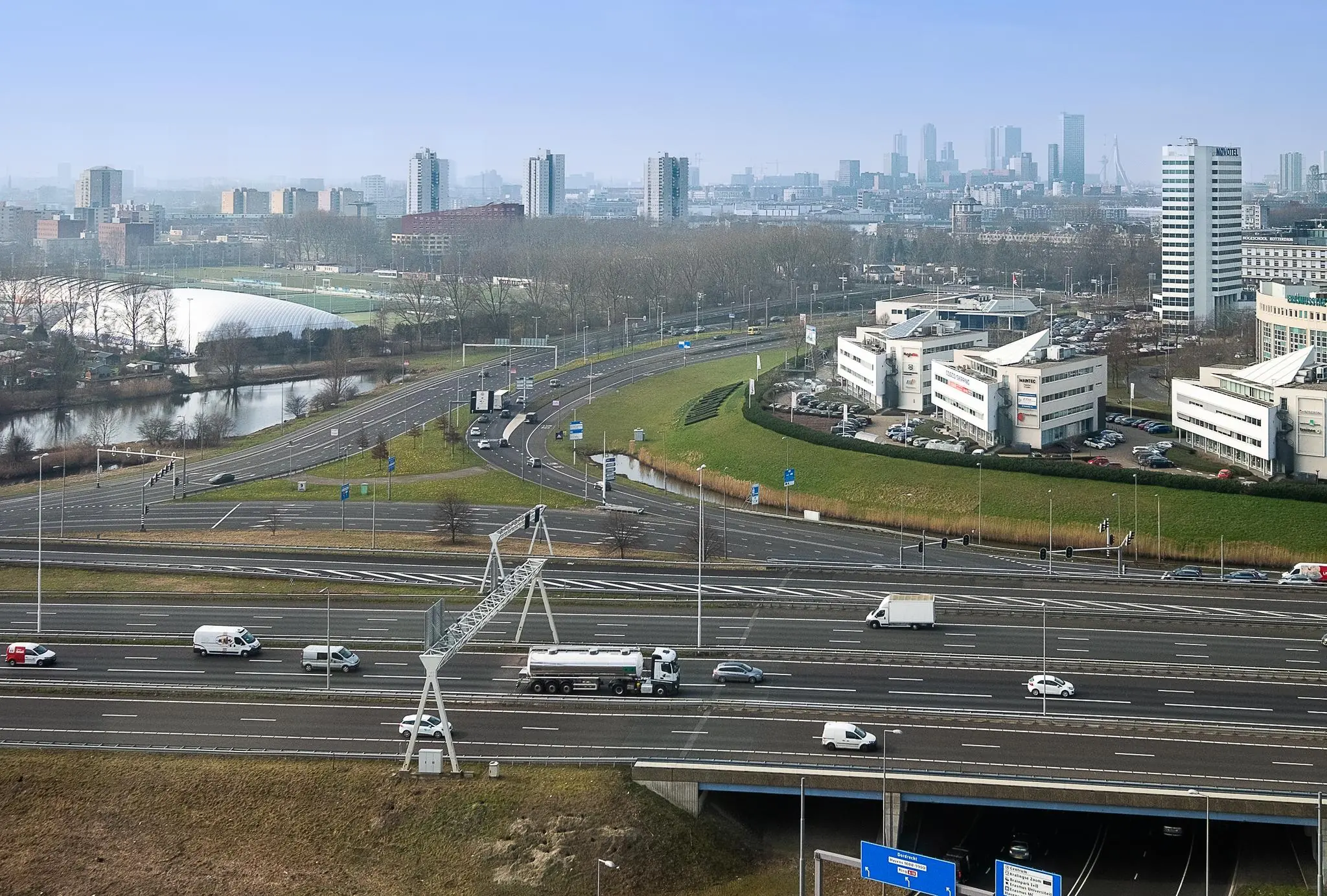 Overzicht van de Fascinatio Boulevard in Rotterdam met omliggende kantoren en snelwegen op de voorgrond.